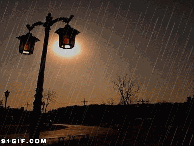 下雨天昏暗路灯图片