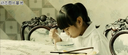 小朋友吃饭的图片: