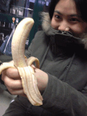 大美女酷爱香蕉图片: