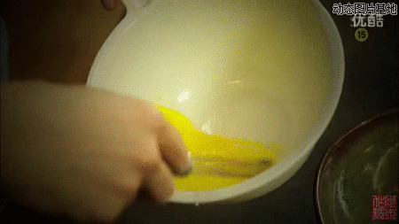 一只手打鸡蛋图片
