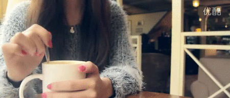 唯美女生喝咖啡图片: