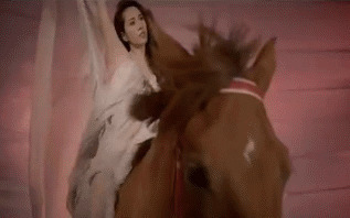 美女骑马动态图片