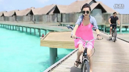 美女海边单车动态图片