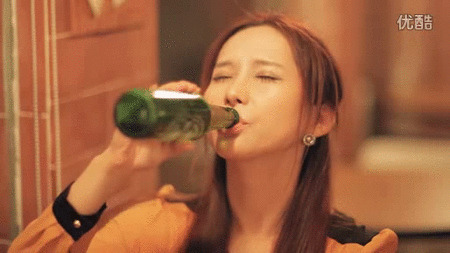 女人喝啤酒动态图片: