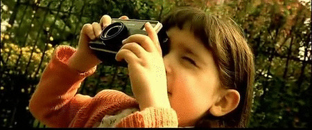 儿童拿相机拍照的图片: