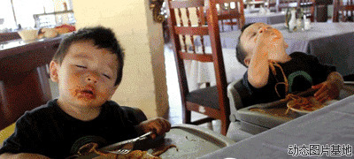 小孩睡觉时吃饭图片