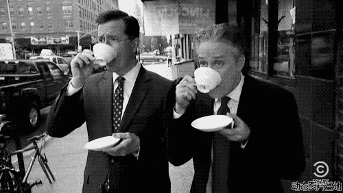 两男人喝茶黑白图片
