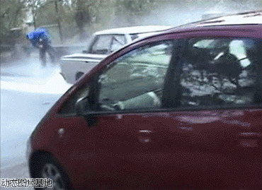 汽车溅水图片:汽车溅水,搞笑,