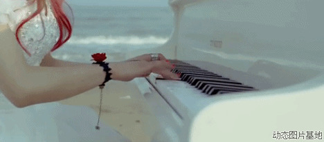 海边弹钢琴图片:弹钢琴,弹琴,钢琴