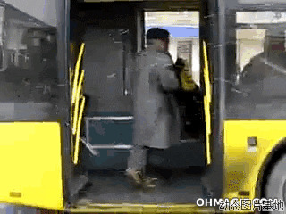 国外恶搞视频集锦图片:老人,恶搞,上公交