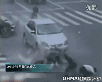 搞笑撞车视频图片:小汽车,撞人