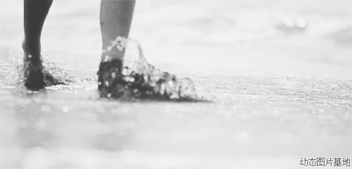 海边踏浪图片:踏浪,人物,唯美,黑白,梦幻,风景,    