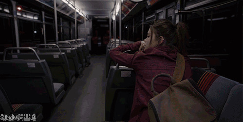 女孩坐公交车图片