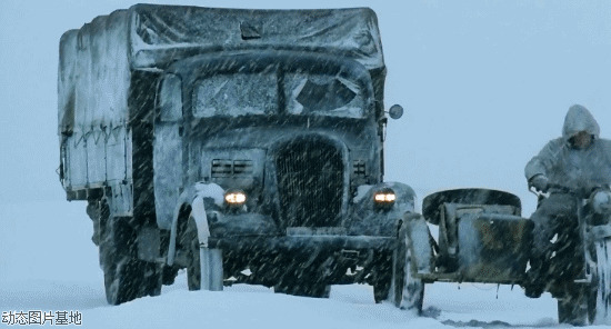 雪中卡车图片: