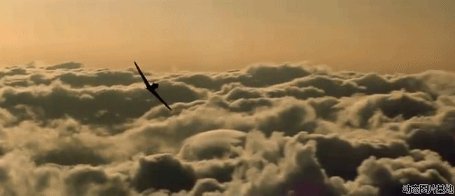 飞机穿越云层图片:
