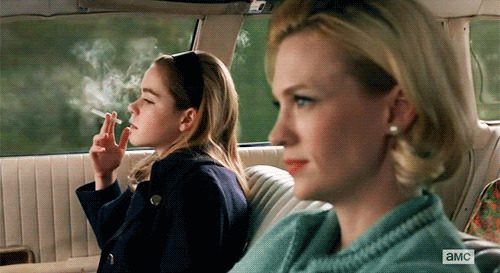 车上抽烟女生动态图片