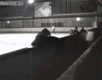 溜冰摔倒图片