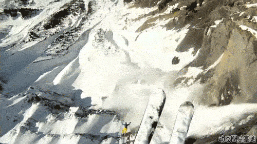 雪橇从山坡上滑下图片