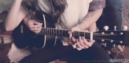 弹吉他的情侣图片