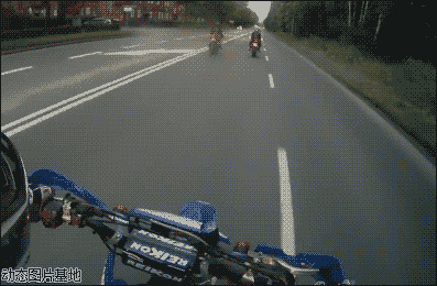 摩托车高速超车图片