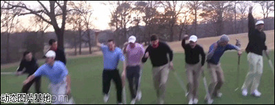 如何打高尔夫球视频图片