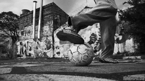 足球gif动态图片:足球,人物,牛人,唯美,梦幻,黑白,    