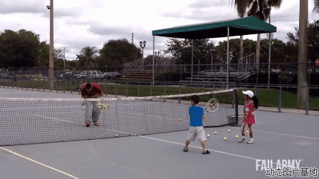 小孩学打网球图片