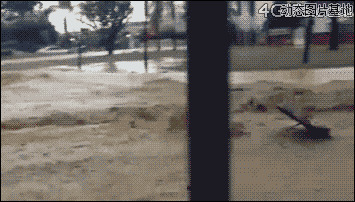 洪水冲走人视频图片