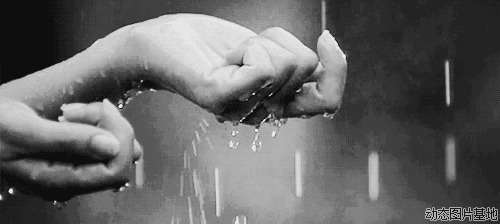 手中的雨水图片:雨水,人物,唯美,梦幻,黑白,   