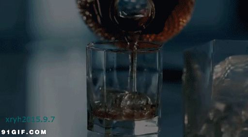 喝酒加冰动态图片:喝酒,冰块