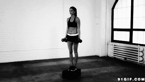 少女举杠铃锻炼健美身材图片:锻炼,健美,黑白