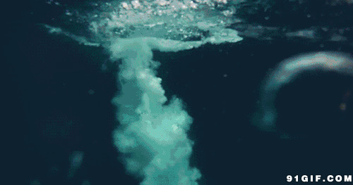 男子纵身跳入深海中图片:跳水