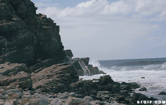 卷起的浪花拍打岸边岩石图片:浪花,大海