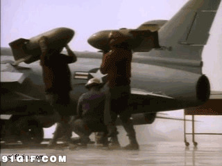飞机装炮弹搞笑视频图片