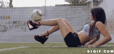 女孩双脚蹬足球图片