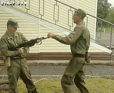 士兵踢枪表演动态图片