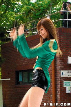 短裤少女当街舞起来图片:热舞