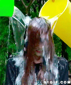 美女冰桶挑战动态视频图片:冰桶,