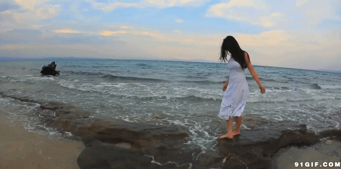 少女赤脚走在沙滩岩石上图片:沙滩,岩石