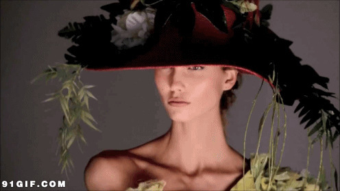 女孩头戴插满树叶的帽子图片:帽子,树叶