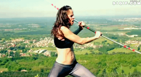 山顶上舞动棍棒的女子图片:舞动,武术