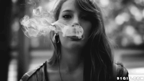 的寂寞女神视频图片:吸烟,烟圈