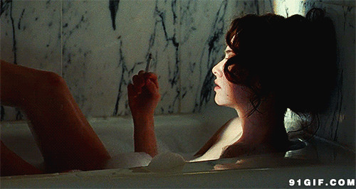 洗澡的女人吸烟图片