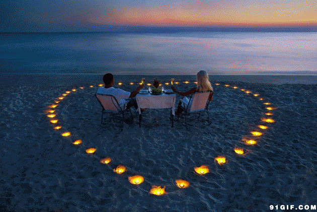 浪漫的爱心海滩动态图片
