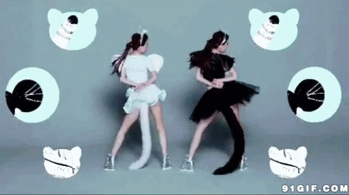 女生跳黑猫和白猫舞蹈图片:跳舞,尾巴