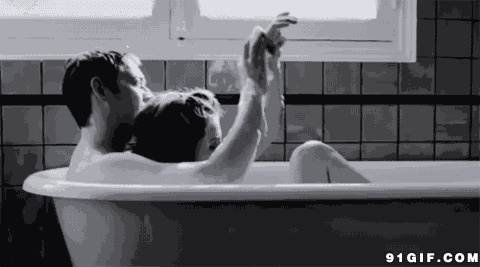鸳鸯浴黑白动态图片:鸳鸯浴,黑白,情侣