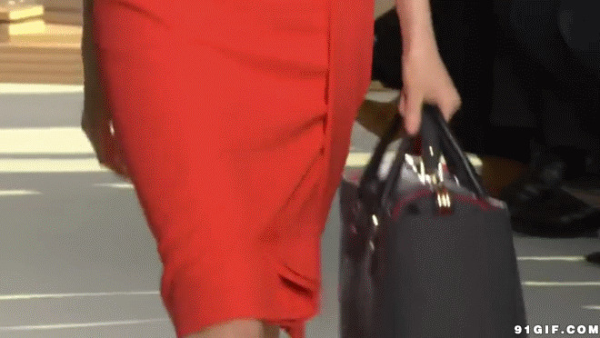 提皮包红衣女模特走秀图片:模特,红裙,红衣