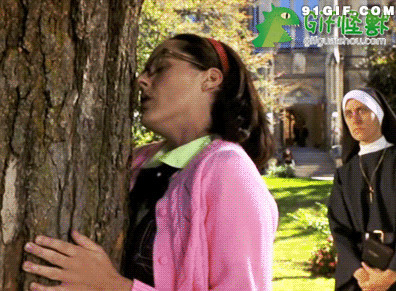 老女人抱着树干亲吻搞笑图片:亲吻,搞笑