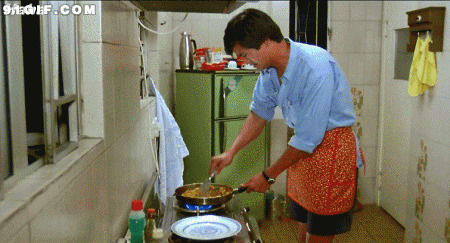 男子手忙脚乱烹饪食物图片:烹饪,美食,做饭