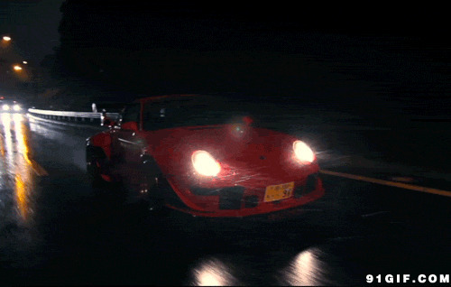 风雨中奔驰的红色跑车图片:跑车,下雨,开车